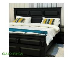 Vitanda vya mbao vya kisasa